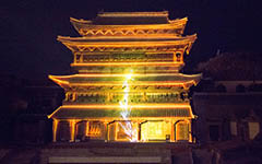  夜游小鎮(zhèn) 賞不一樣的投影燈光秀